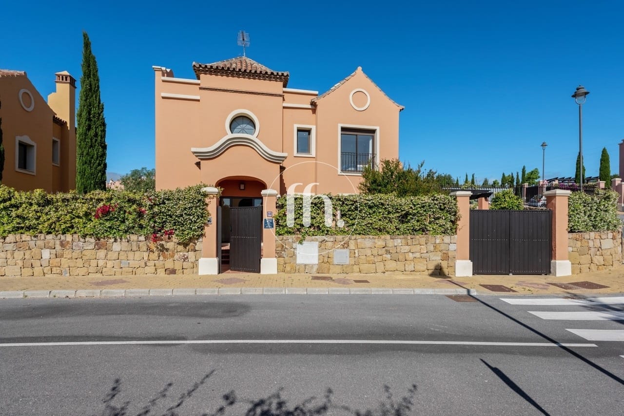 Detached villas for sale in Estepona just 1km from the beach and boardwalk - Image 11