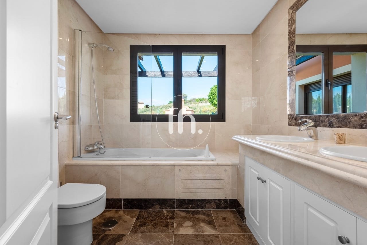 Detached villas for sale in Estepona just 1km from the beach and boardwalk - Image 15