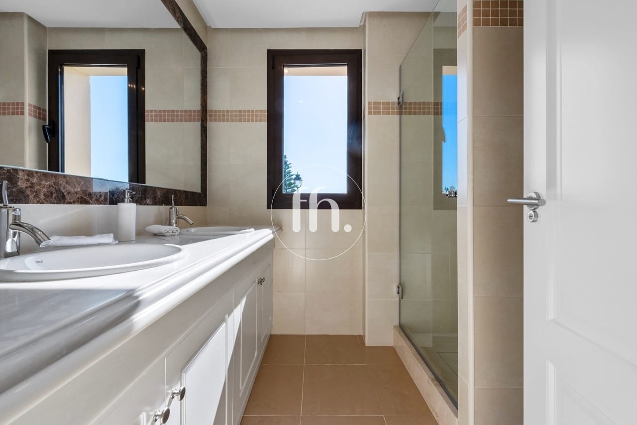 Detached villas for sale in Estepona just 1km from the beach and boardwalk - Image 18