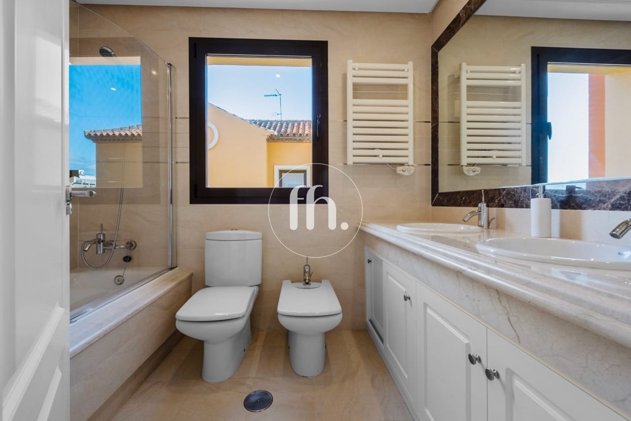 Detached villas for sale in Estepona just 1km from the beach and boardwalk - Image 20