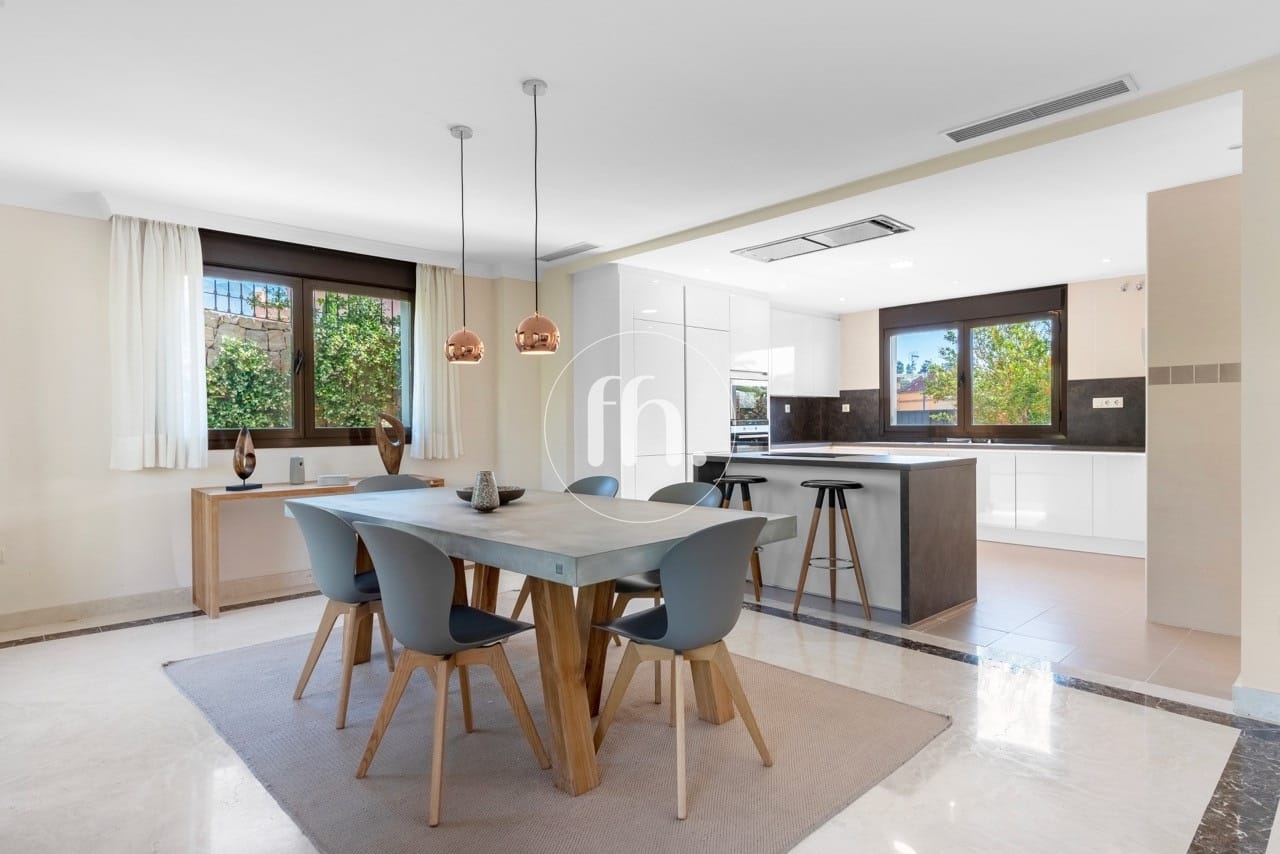 Detached villas for sale in Estepona just 1km from the beach and boardwalk - Image 4