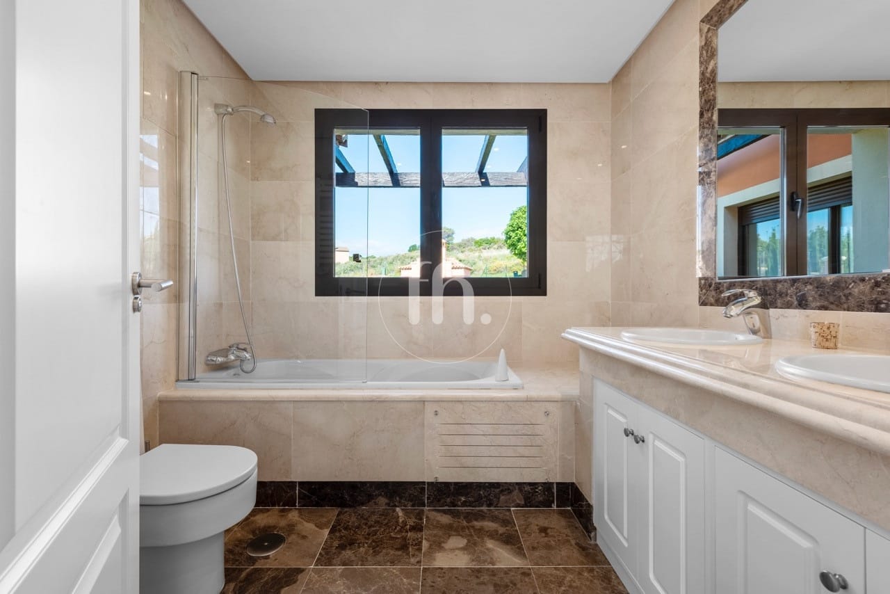 Detached villas for sale in Estepona just 1km from the beach and boardwalk - Image 15