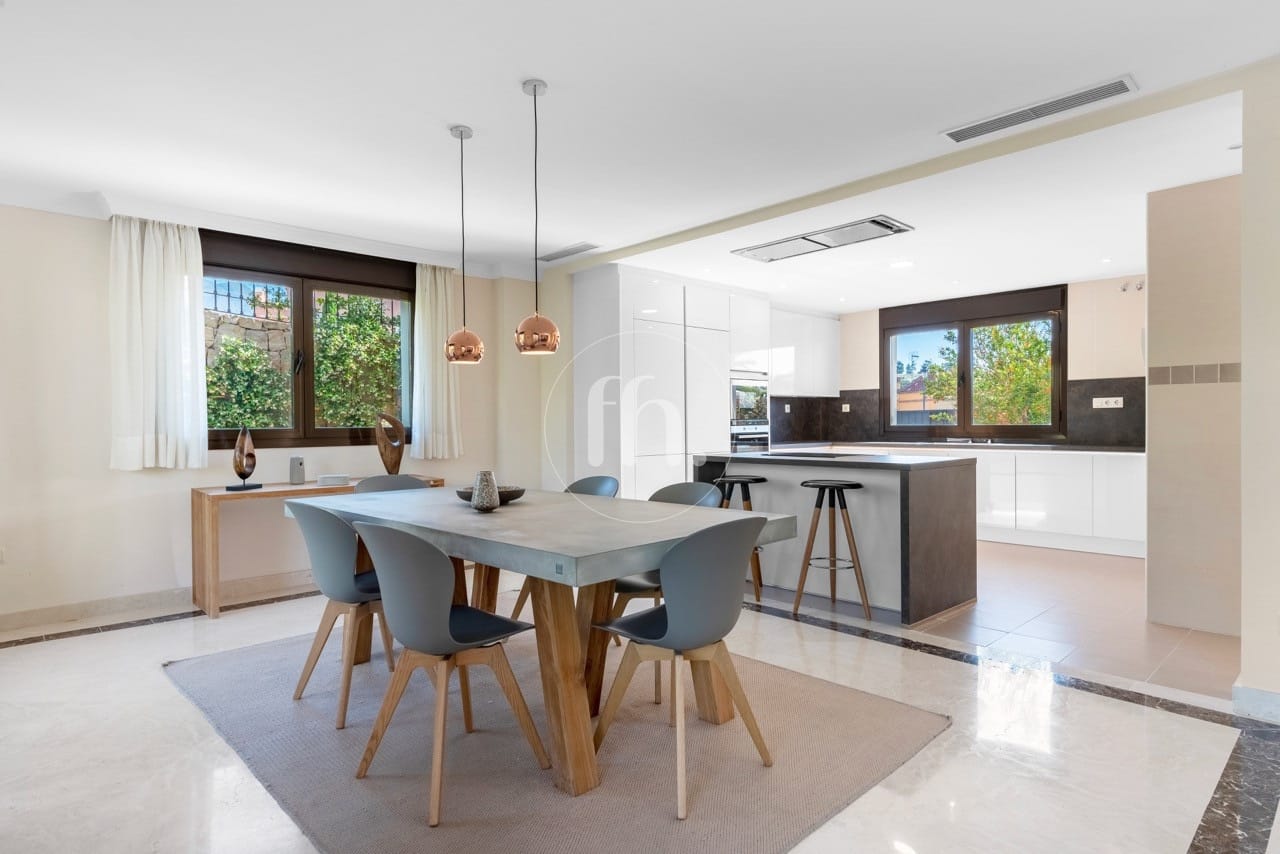 Detached villas for sale in Estepona just 1km from the beach and boardwalk - Image 5