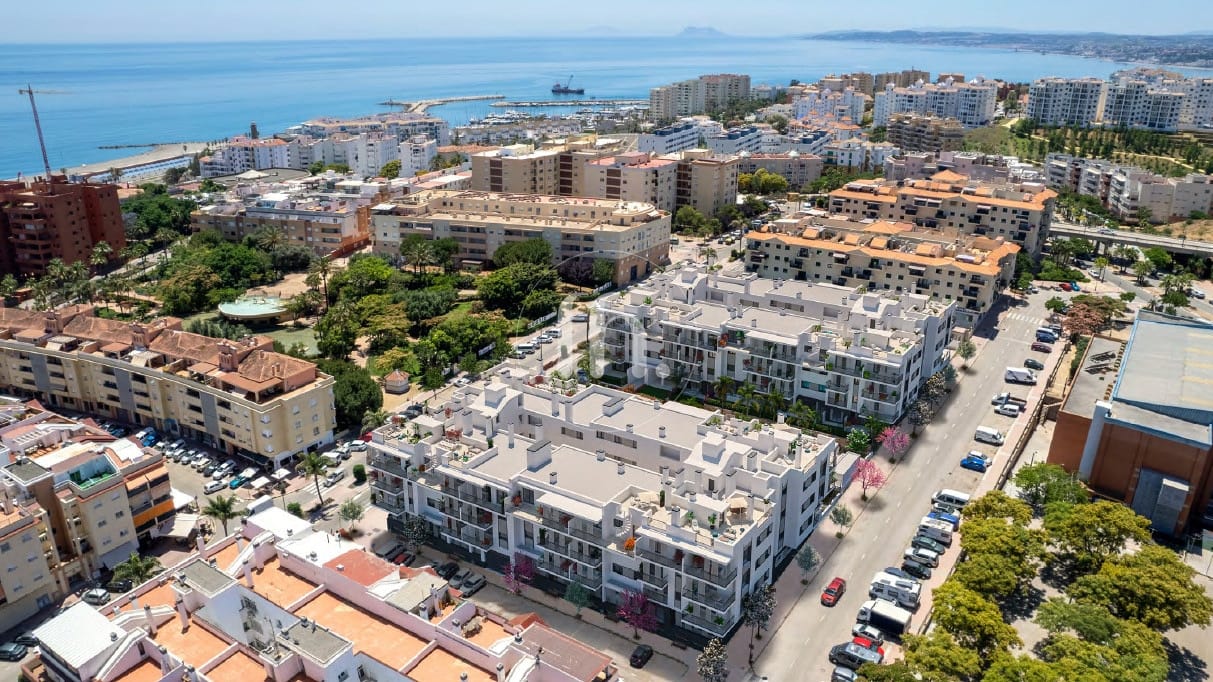 Nueva promoción de apartamentos modernos en el centro de Estepona - Image 1
