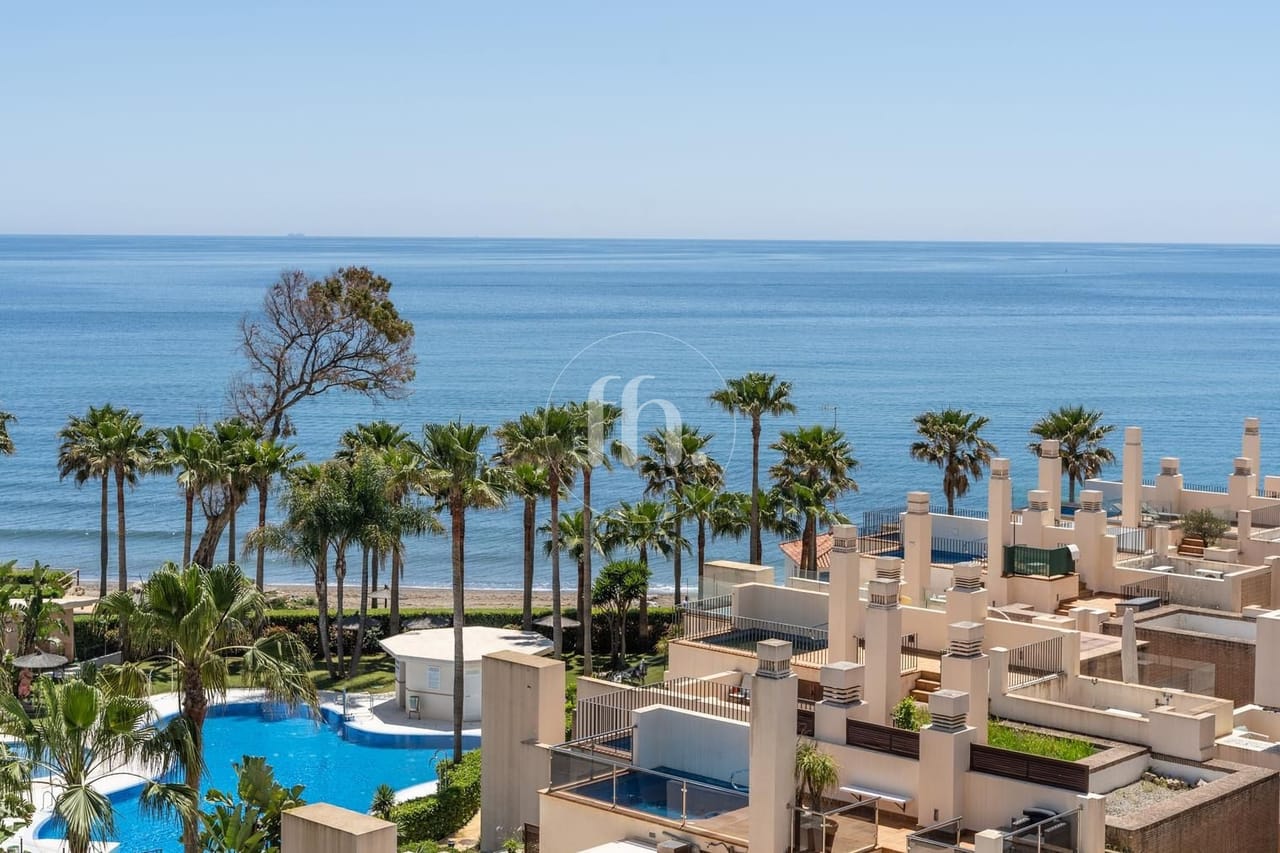 ¡Fantástico ático dúplex en urbanización en primera línea de playa!