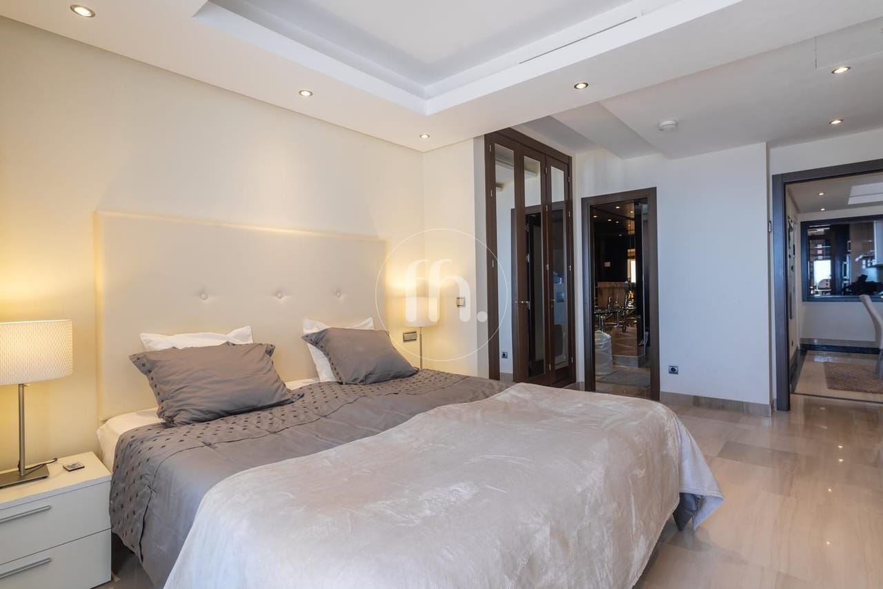 Fantastic duplex penthouse on a front line beach private urbanisation! - Image 10