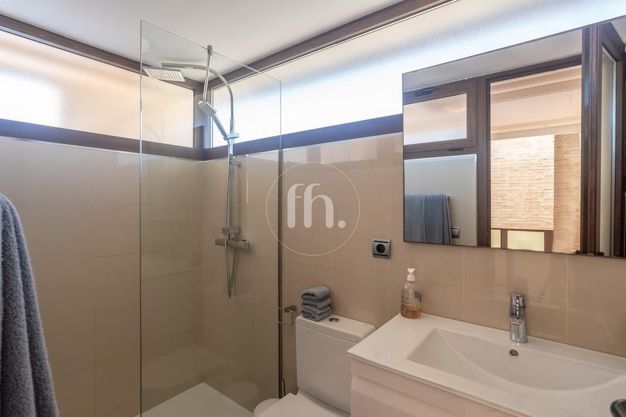 Fantastic duplex penthouse on a front line beach private urbanisation! - Image 16