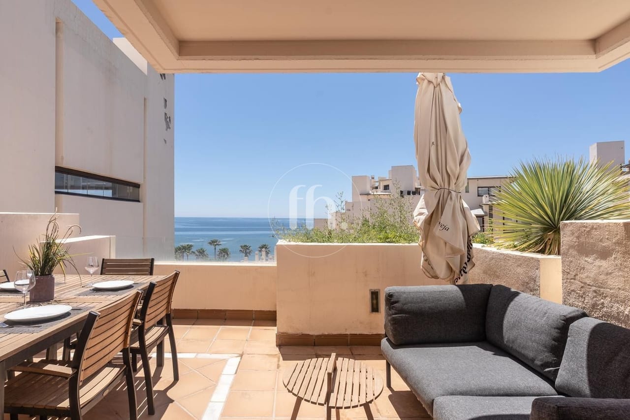 ¡Fantástico ático dúplex en urbanización en primera línea de playa! — vista alternativa