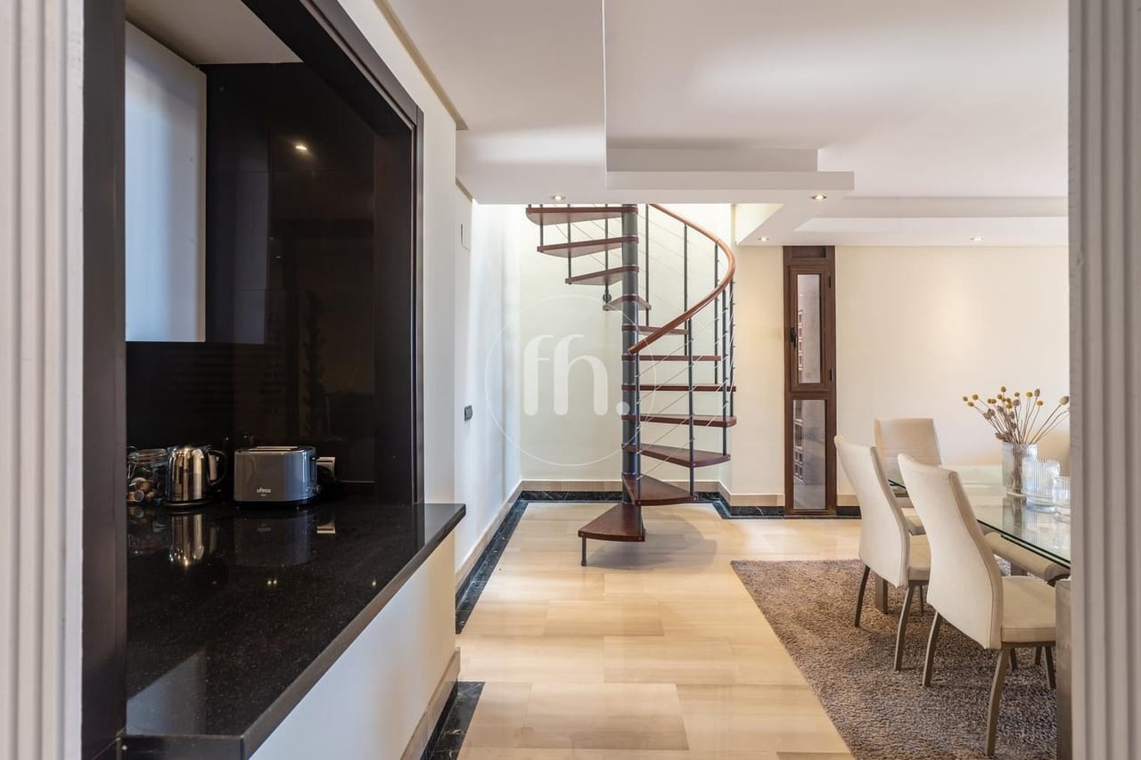 Fantastic duplex penthouse on a front line beach private urbanisation! - Image 6