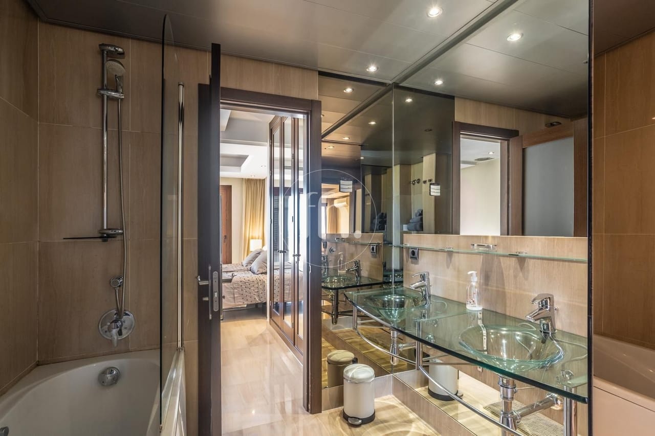 Fantastic duplex penthouse on a front line beach private urbanisation! - Image 9
