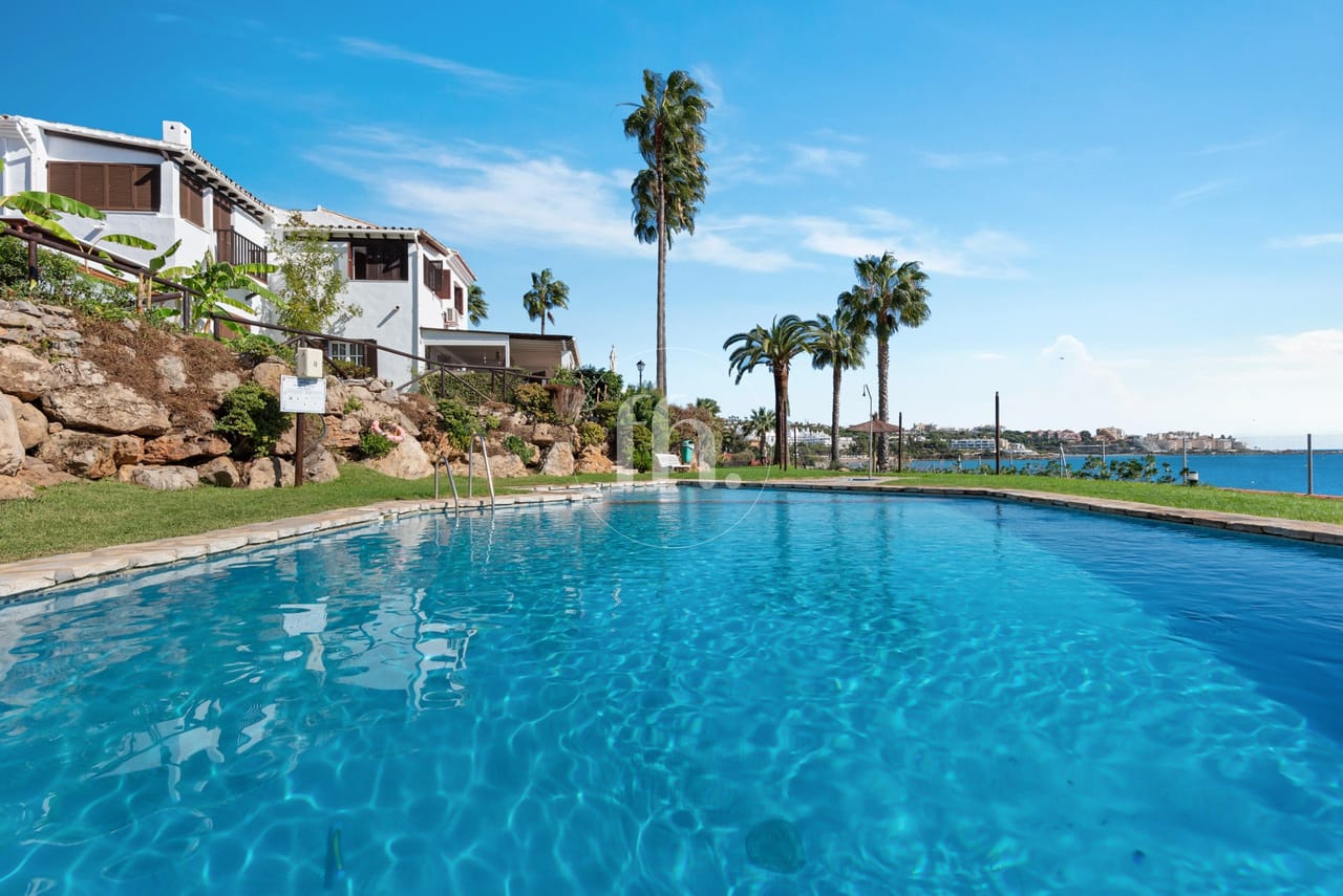 Casa adosada en primera linea de playa en Bahia Azul, Estepona - Image 1