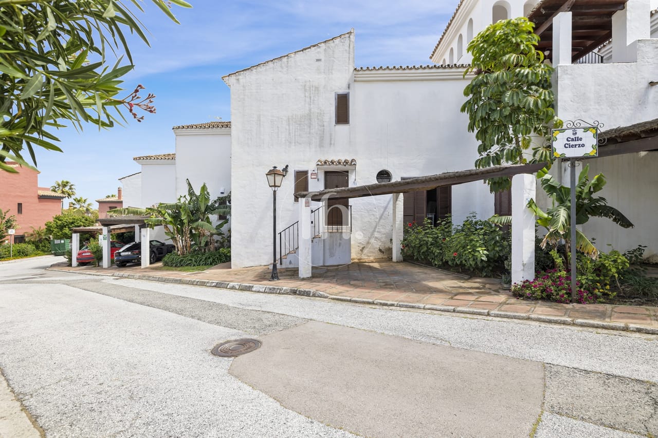 Casa adosada en primera linea de playa en Bahia Azul, Estepona - Image 16
