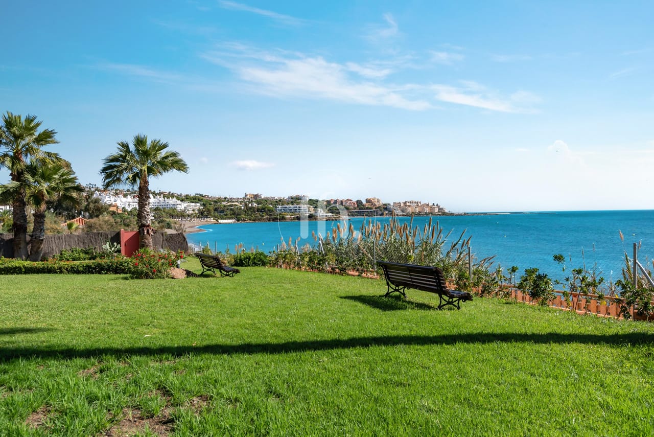Casa adosada en primera linea de playa en Bahia Azul, Estepona - Image 17