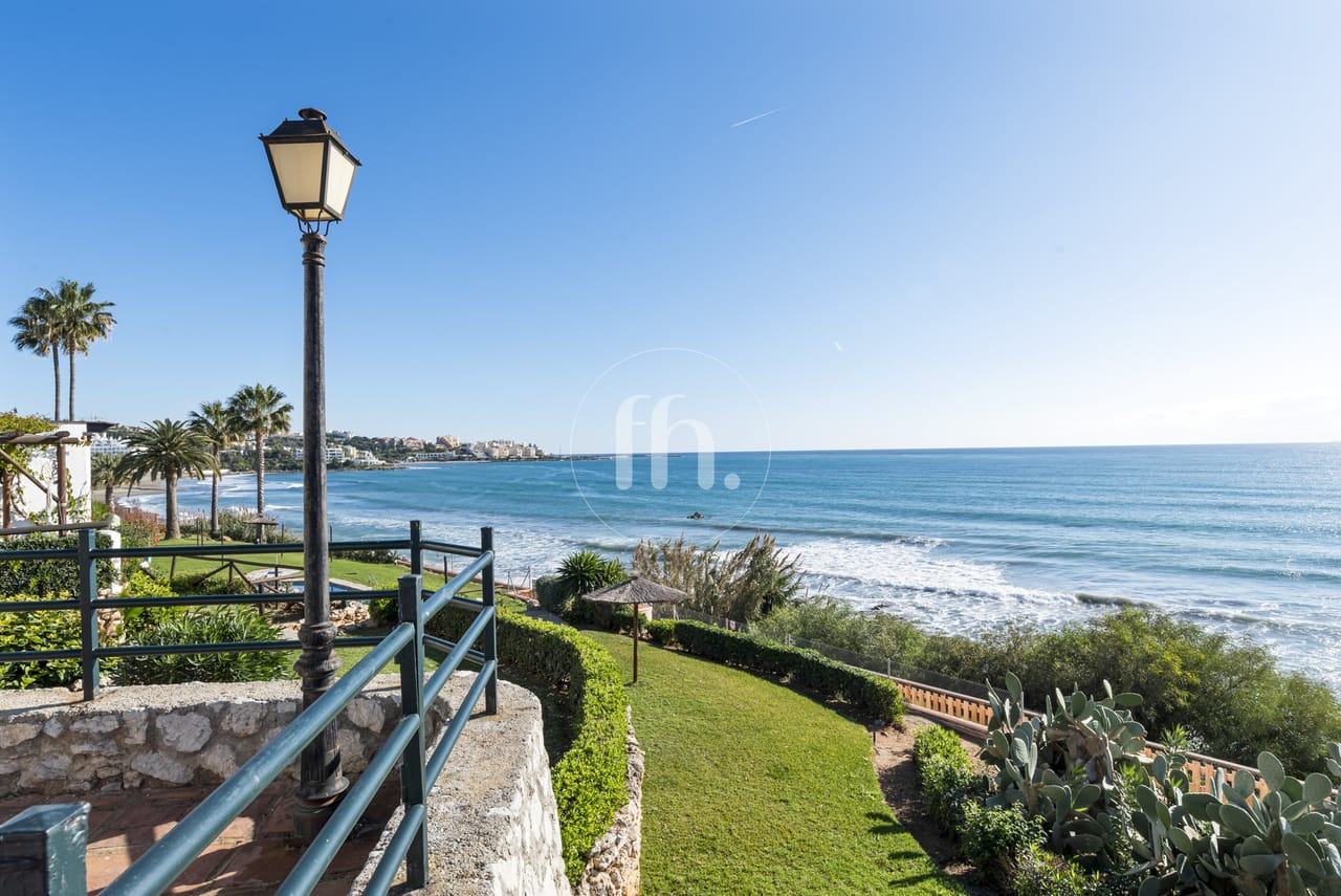 Casa adosada en primera linea de playa en Bahia Azul, Estepona - Image 18
