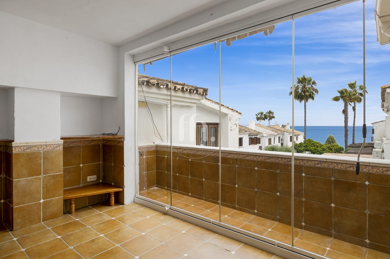 Casa adosada en primera linea de playa en Bahia Azul, Estepona - Image 3