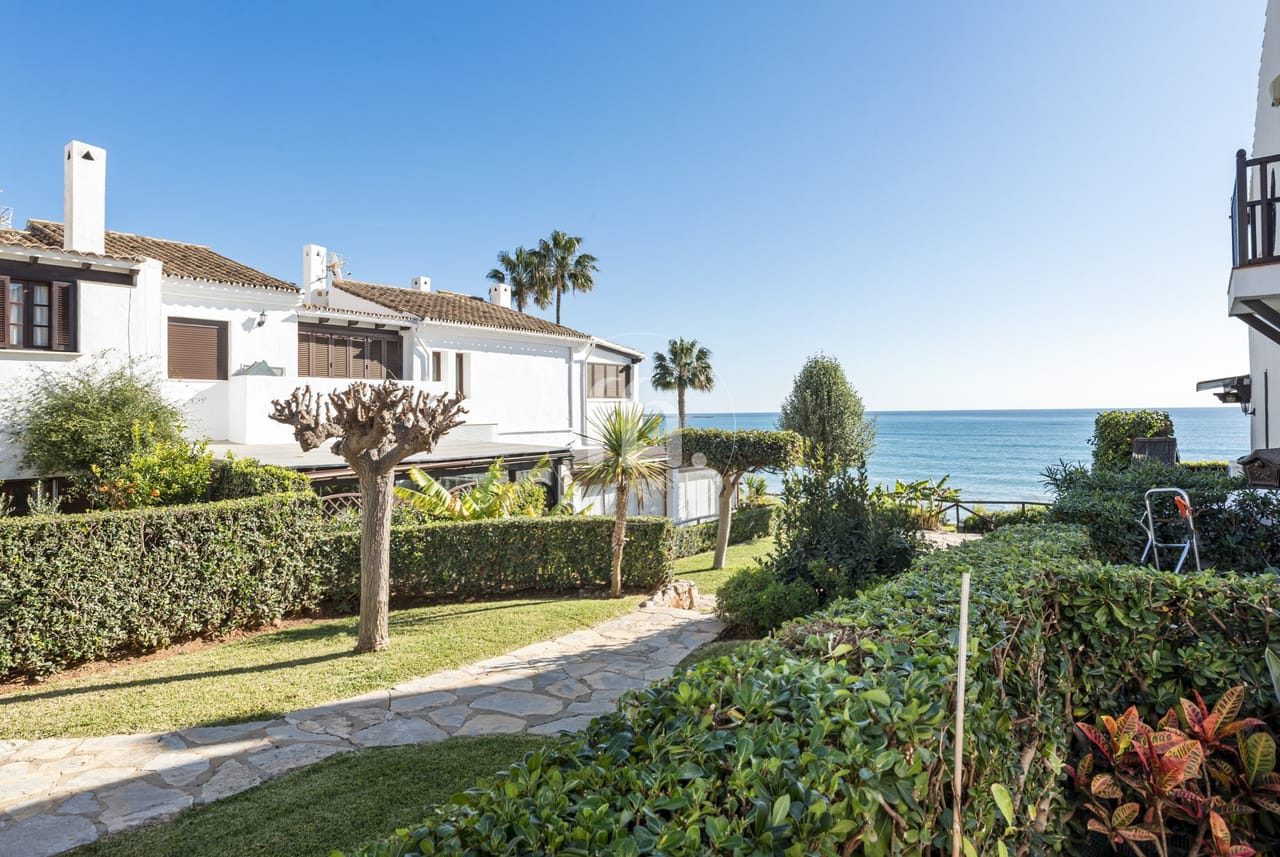 Casa adosada en primera linea de playa en Bahia Azul, Estepona - Image 5