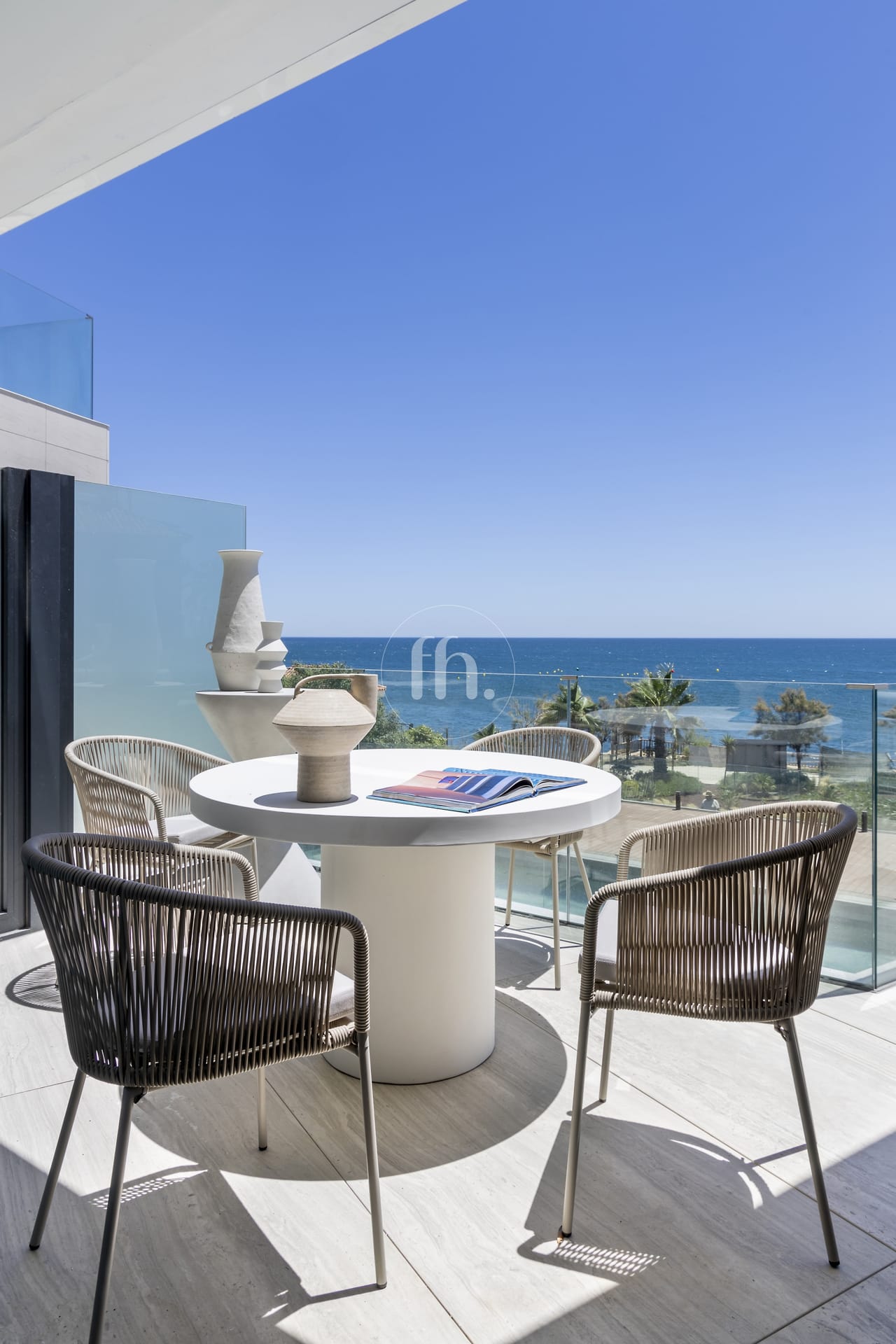 ¡Primera línea de playa! Lujoso apartamento de tres dormitorios en la residencia The Sapphire, Estepona Oeste. - Image 1