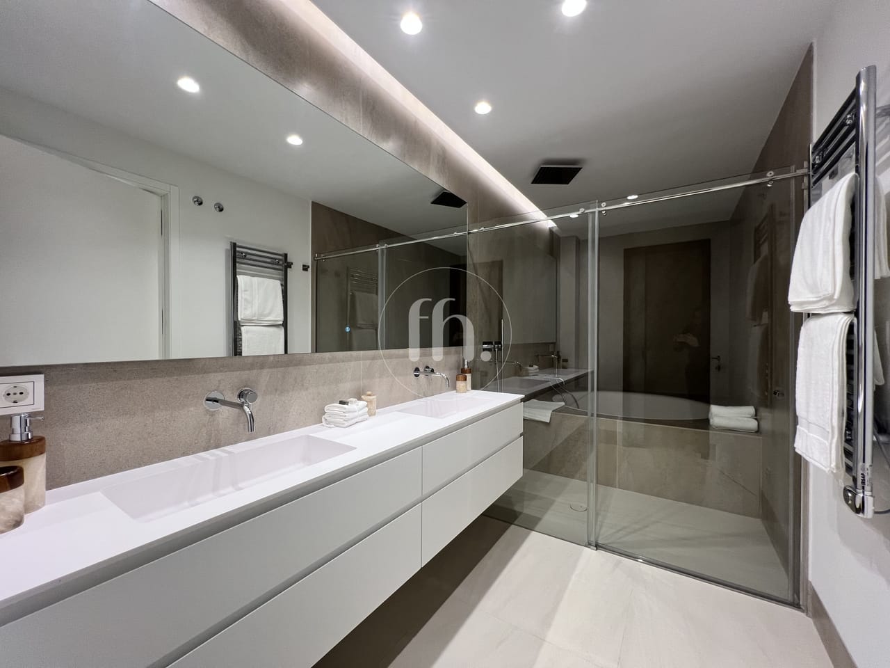 ¡Primera línea de playa! Lujoso apartamento de tres dormitorios en la residencia The Sapphire, Estepona Oeste. - Image 18