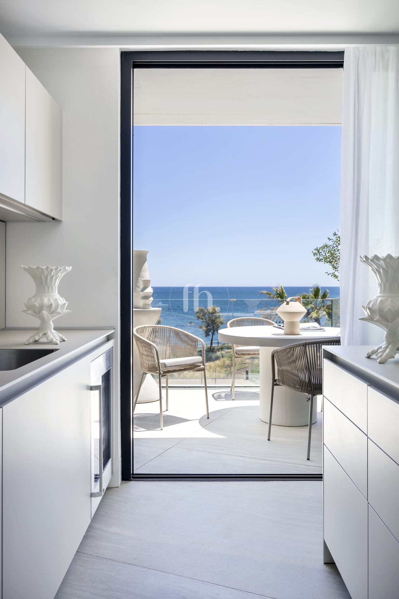 ¡Primera línea de playa! Lujoso apartamento de tres dormitorios en la residencia The Sapphire, Estepona Oeste. - Image 6