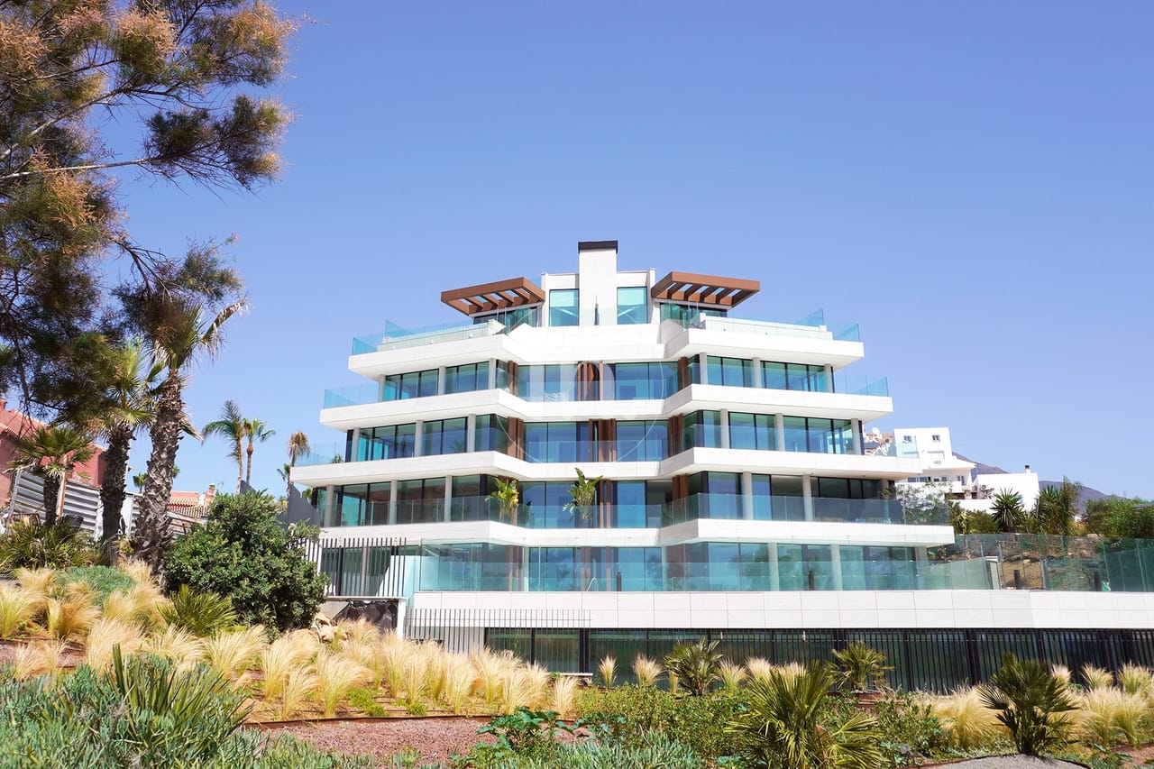 ¡Primera línea de playa! Lujoso apartamento de tres dormitorios en la residencia The Sapphire, Estepona Oeste. - Image 8