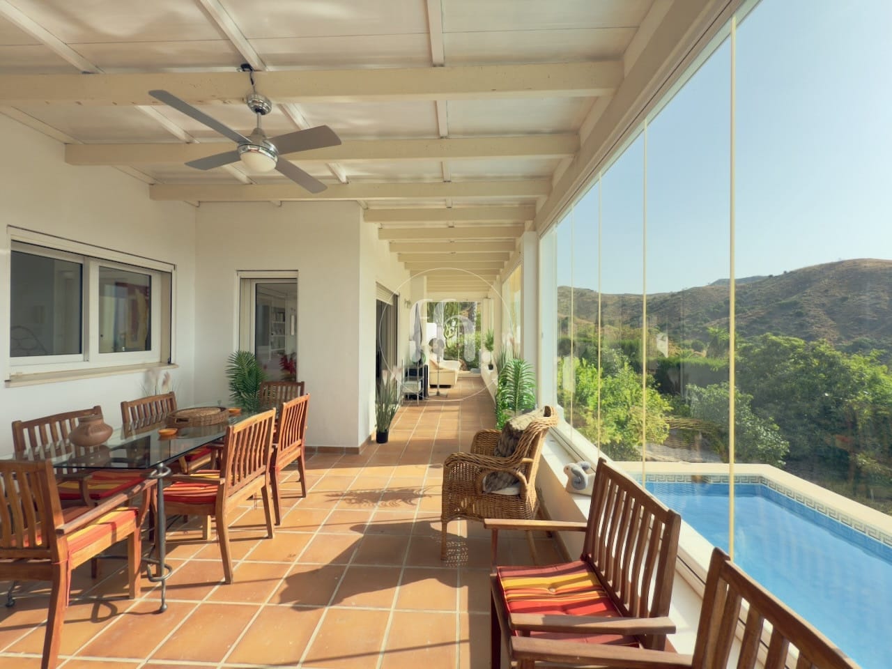 ¡Oportunidad única! Villa independiente con gran potencial cerca de Estepona - Image 2