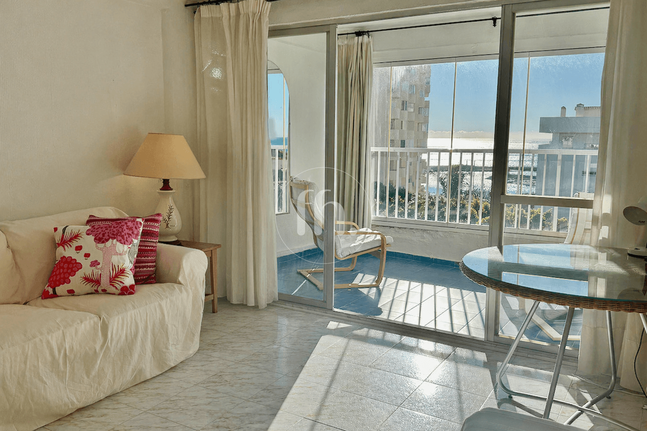 En exclusiva! Propiedad en venta en el corazon del puerto de Estepona con vistas abiertas - Image 1