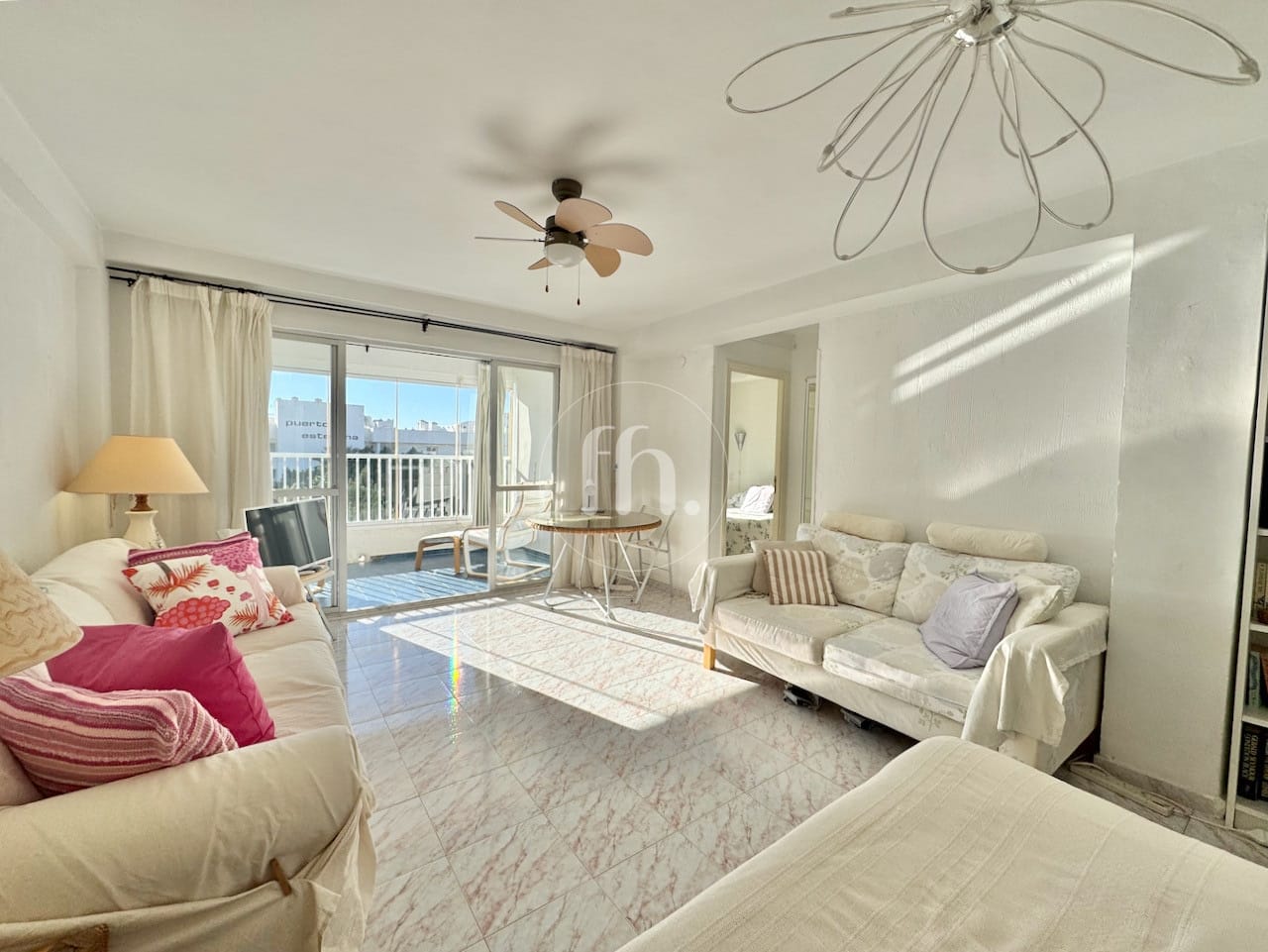En exclusiva! Propiedad en venta en el corazon del puerto de Estepona con vistas abiertas - Image 2