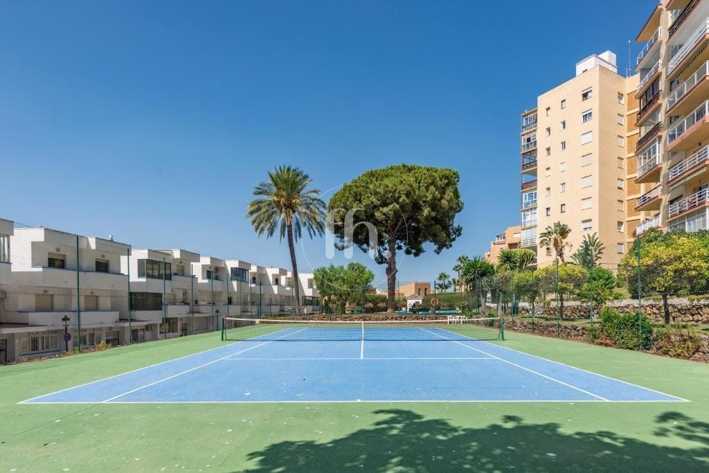 En exclusiva! Propiedad en venta en el corazon del puerto de Estepona con vistas abiertas - Image 4