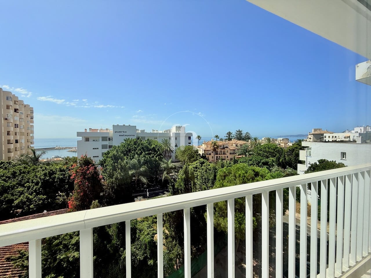 En exclusiva! Propiedad en venta en el corazon del puerto de Estepona con vistas abiertas - Image 8