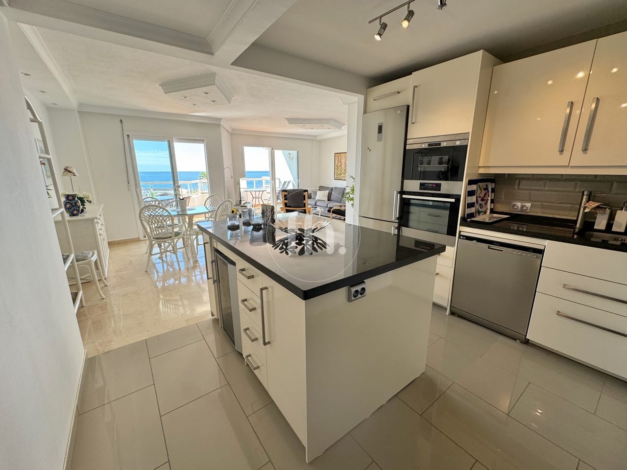 Increíble apartamento junto al puerto deportivo de Estepona con vistas al mar - Image 3