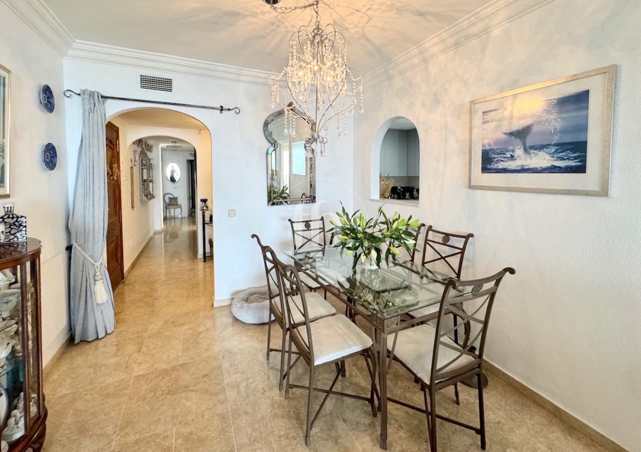 Amplio Apartamento en Primera Línea de Playa en Estepona – Marina Bay - Image 11
