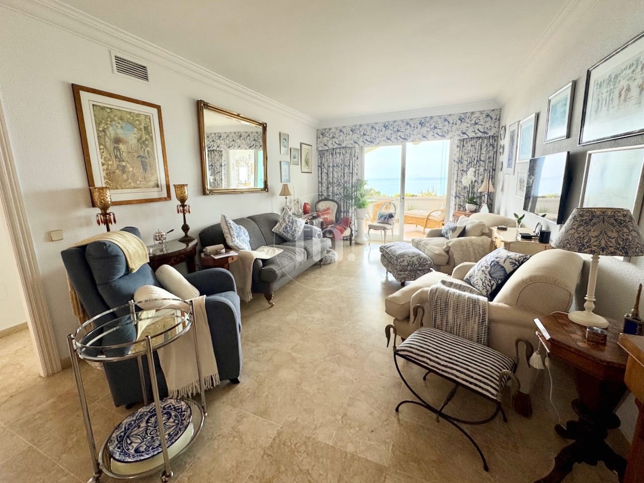 Amplio Apartamento en Primera Línea de Playa en Estepona – Marina Bay - Image 12