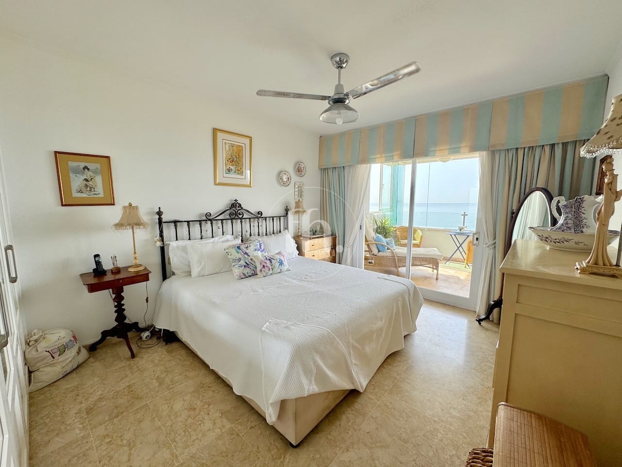 Amplio Apartamento en Primera Línea de Playa en Estepona – Marina Bay - Image 15