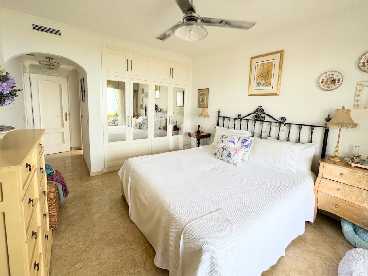 Amplio Apartamento en Primera Línea de Playa en Estepona – Marina Bay - Image 16