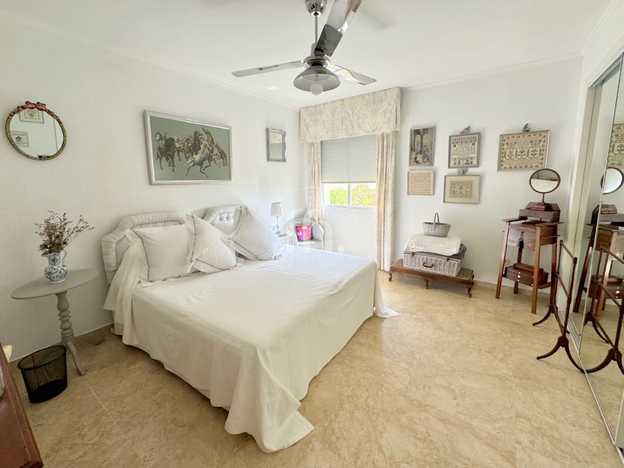 Amplio Apartamento en Primera Línea de Playa en Estepona – Marina Bay - Image 18