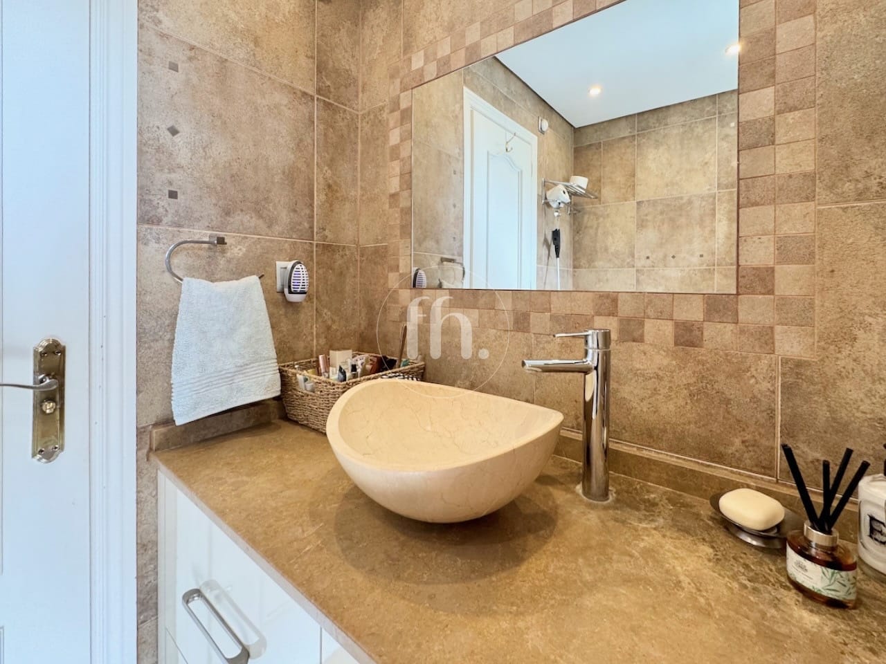 Amplio Apartamento en Primera Línea de Playa en Estepona – Marina Bay - Image 20