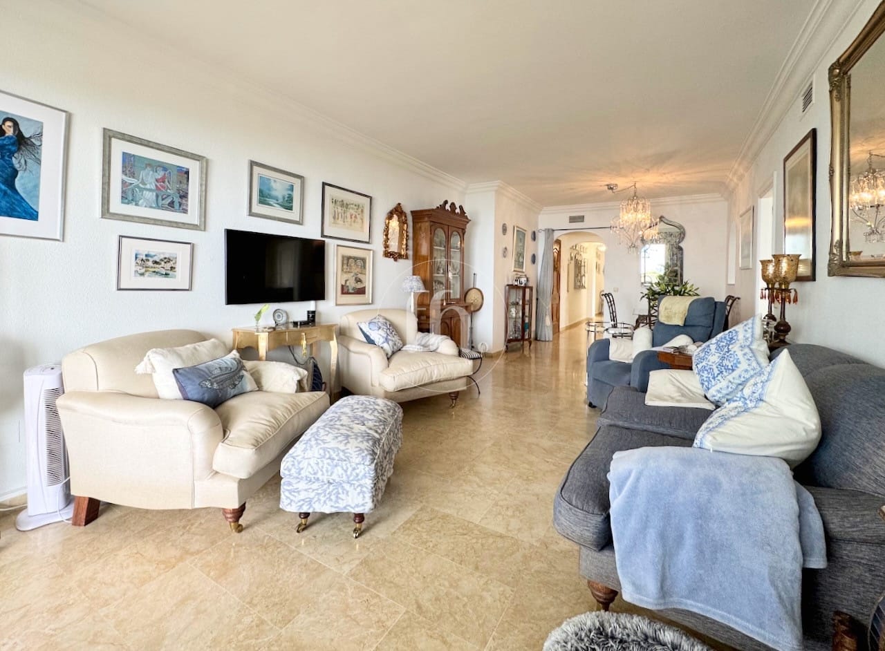 Amplio Apartamento en Primera Línea de Playa en Estepona – Marina Bay - Image 4