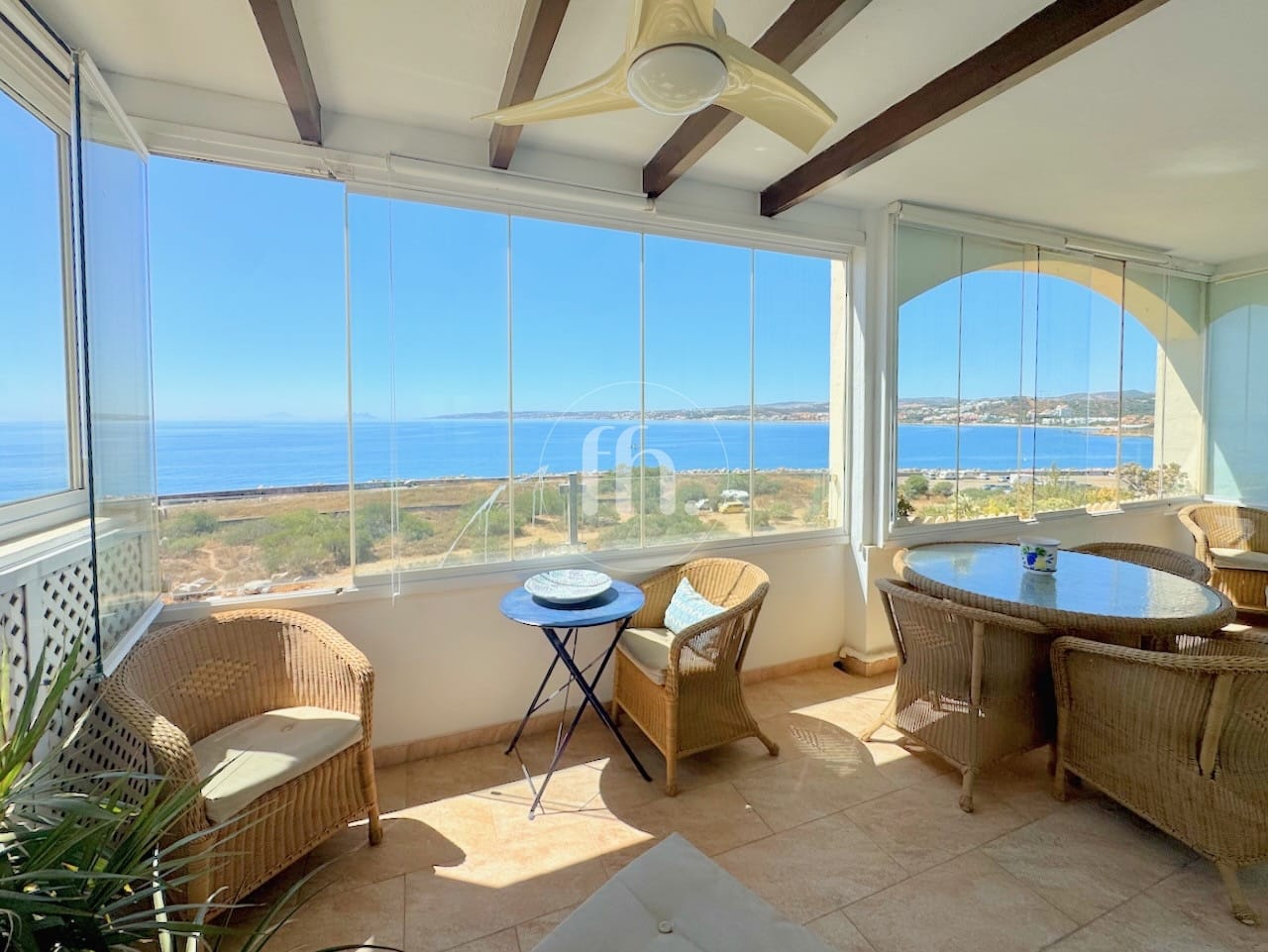 Amplio Apartamento en Primera Línea de Playa en Estepona – Marina Bay - Image 5