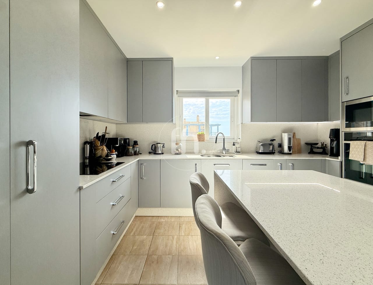 Amplio Apartamento en Primera Línea de Playa en Estepona – Marina Bay - Image 8
