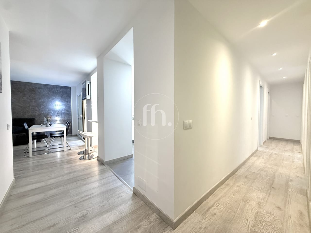 Elegante apartamento junto a la playa, a poca distancia del puerto y del centro de Estepona. - Image 13