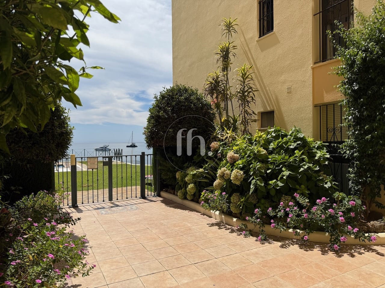 Elegante apartamento junto a la playa, a poca distancia del puerto y del centro de Estepona. - Image 18