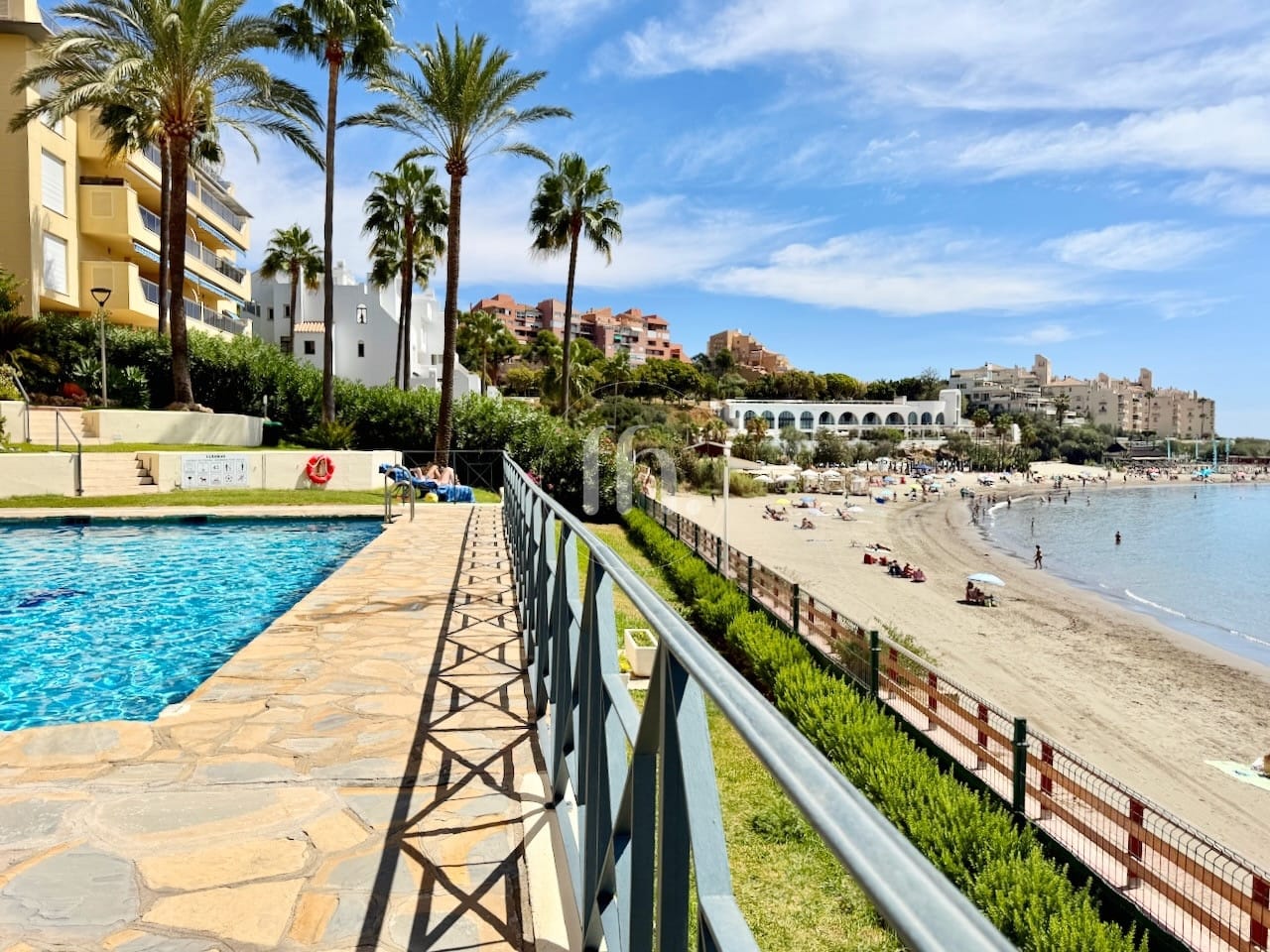 Appartement élégant en bord de mer, à deux pas du port et du centre-ville d'Estepona. — vue alternative