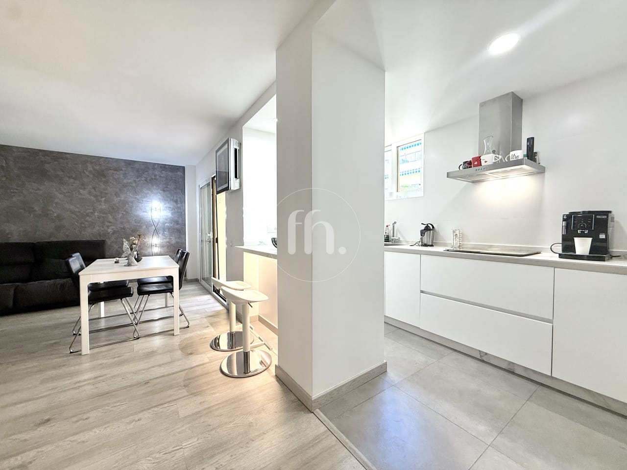 Elegante apartamento junto a la playa, a poca distancia del puerto y del centro de Estepona. - Image 3