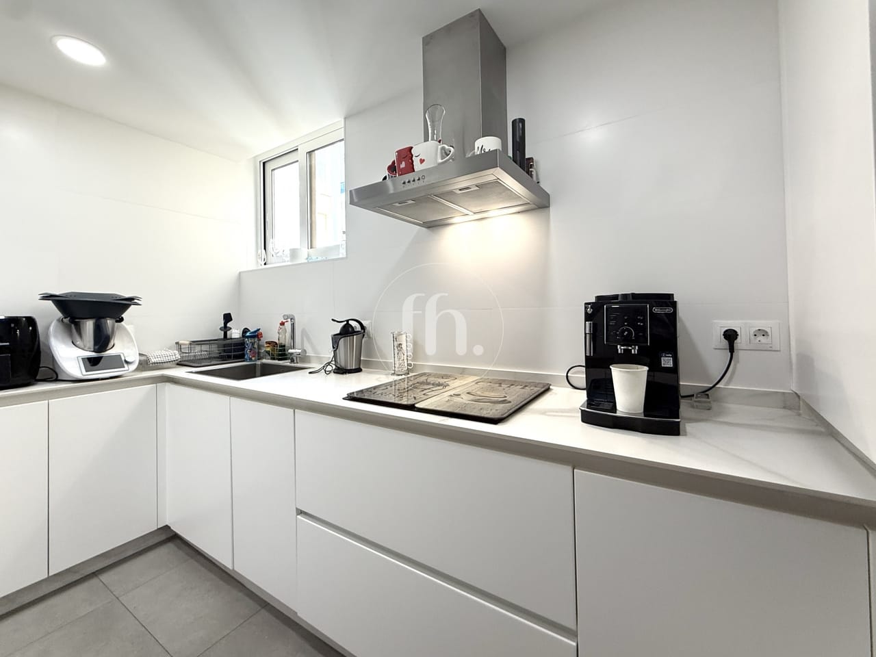 Elegante apartamento junto a la playa, a poca distancia del puerto y del centro de Estepona. - Image 4