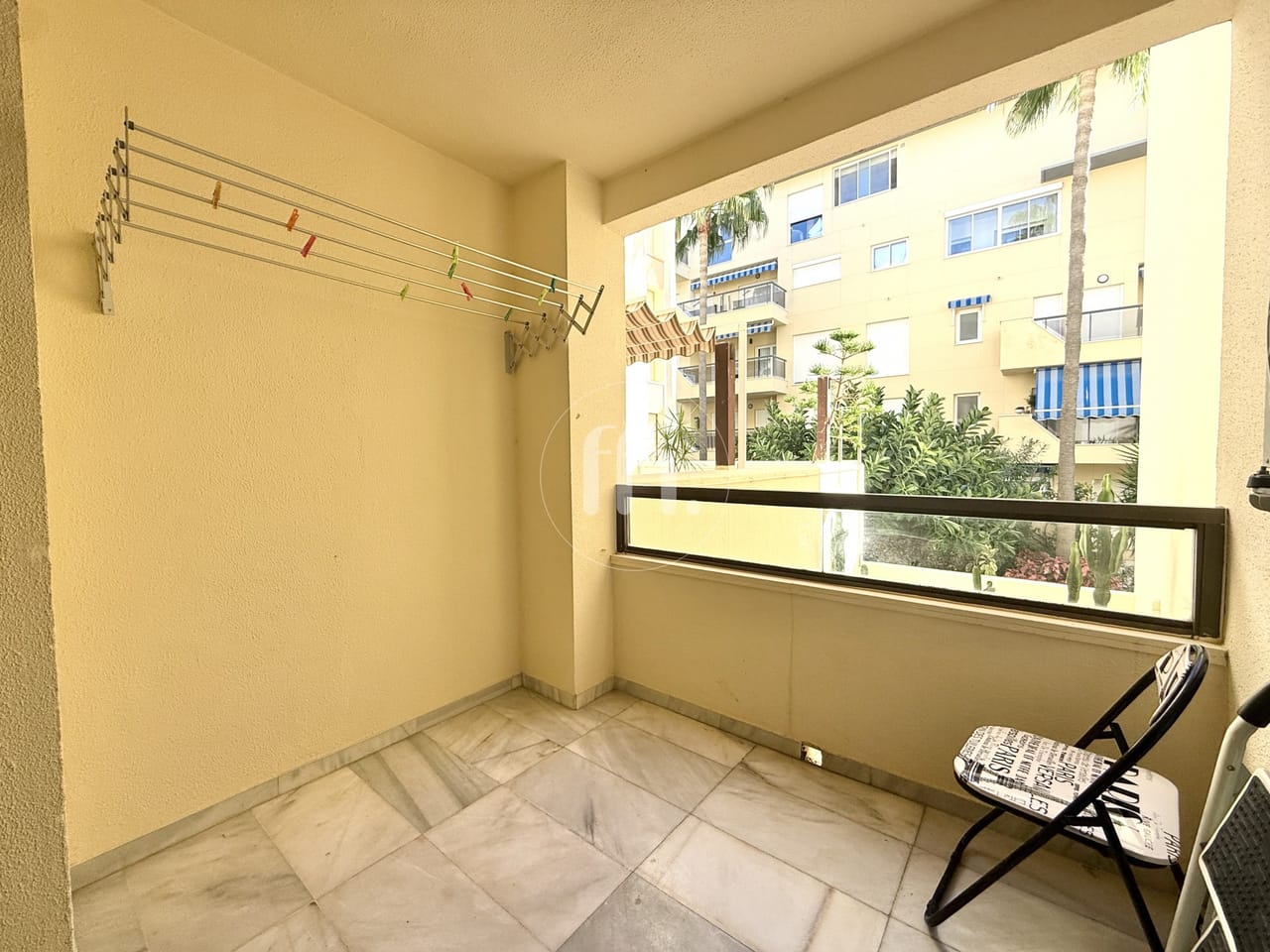 Elegante apartamento junto a la playa, a poca distancia del puerto y del centro de Estepona. - Image 5