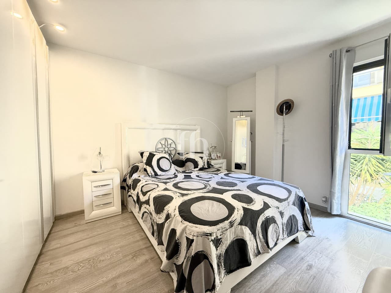 Elegante apartamento junto a la playa, a poca distancia del puerto y del centro de Estepona. - Image 6