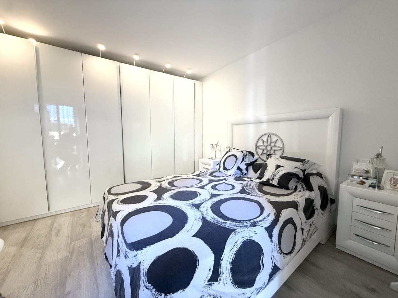 Elegante apartamento junto a la playa, a poca distancia del puerto y del centro de Estepona. - Image 7