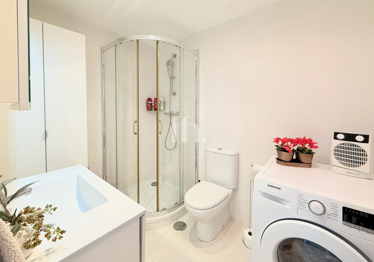 Spacious and bright apartment with elevated south facing views in Seghers, Estepona - Image 13