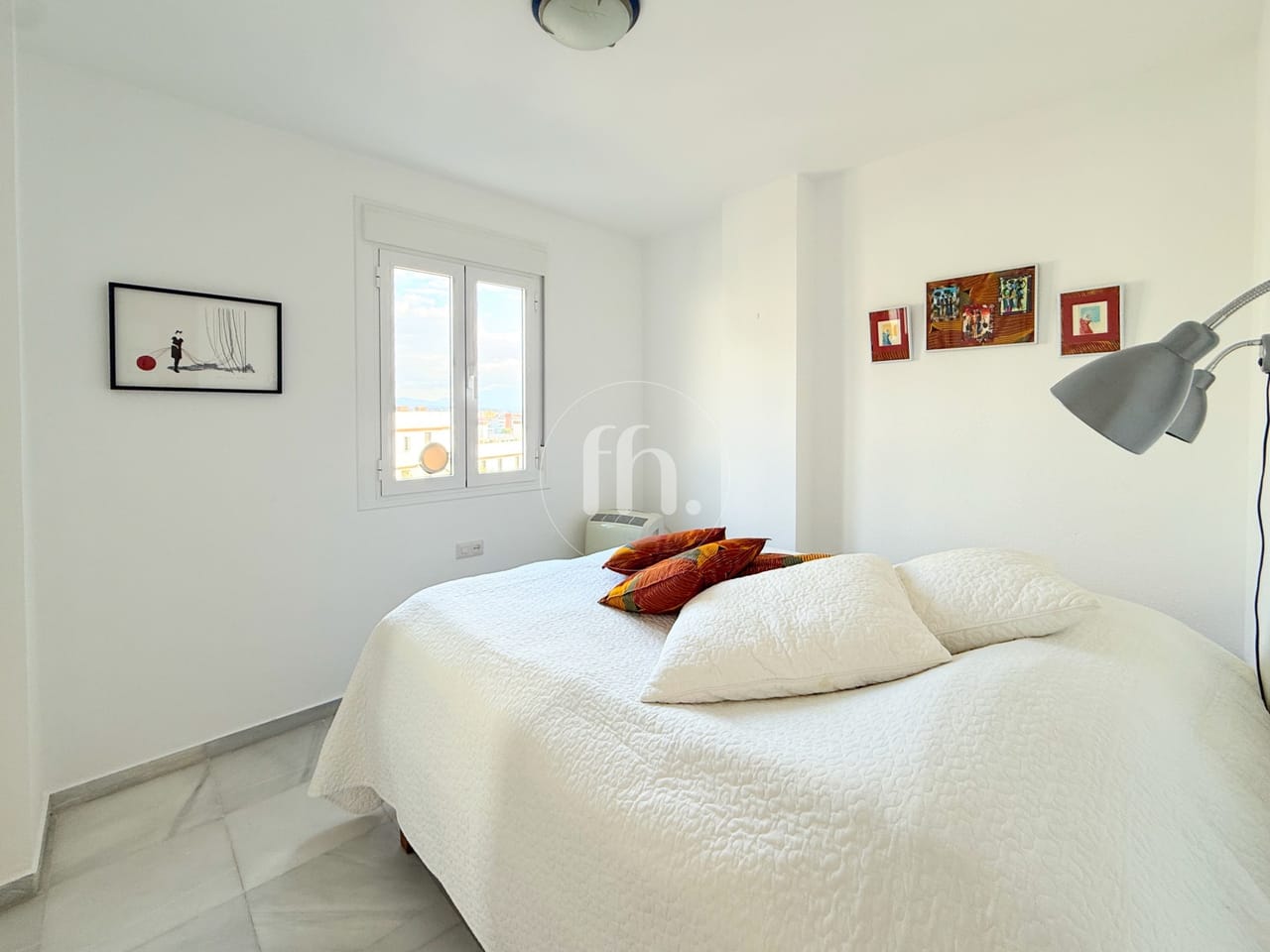 Spacious and bright apartment with elevated south facing views in Seghers, Estepona - Image 14