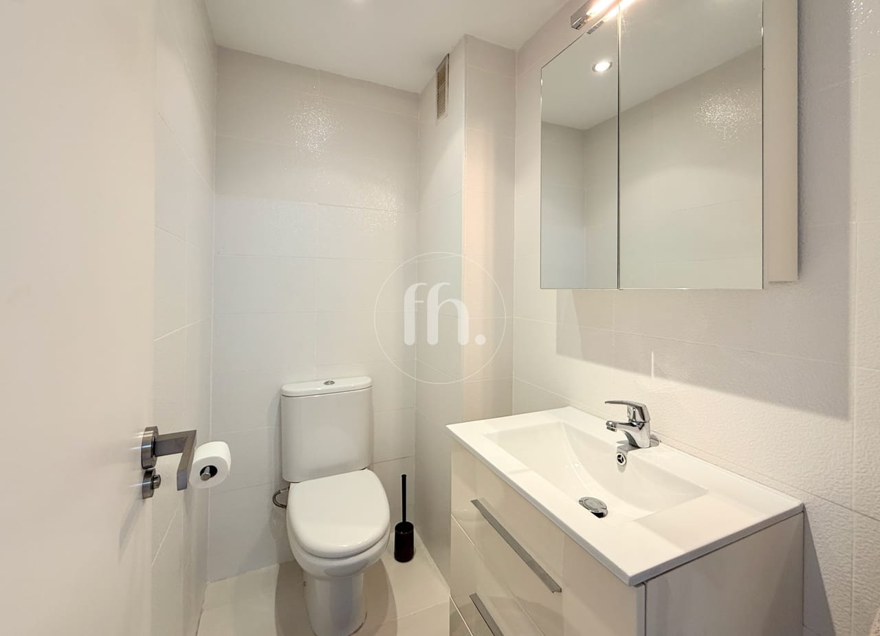 Spacious and bright apartment with elevated south facing views in Seghers, Estepona - Image 16